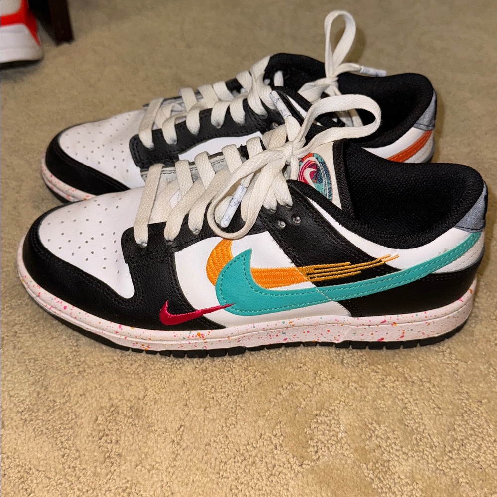 EUC women’s Nike dunks